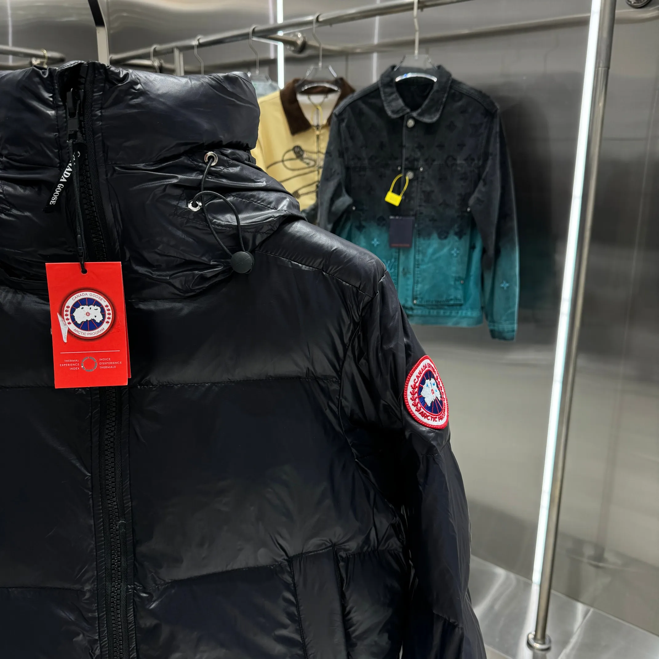 P500 𝘾𝘼𝙉𝘼𝘿𝘼 𝙂𝙊𝙊𝙎𝙀/Canada Goose Black Red Label Limited New Crofton Puff Down Jacket Pure Guangzhou Inspection 80 White Duck Down Filling‼  Top version, ceiling level‼ Crofton soft bread, the latest style in 2023, has a cold protection effect of up to level 4. It is made of recycled Feather-Light tear-resistant fabric. It is ultra-light and has no weight on the upper body at all! The unique black label highlights your temperament‼  Canada Goose, a Canadian brand, has always been recognized as the warmest down jacket. Various Instagram celebrities, Internet celebrities, and celebrities often wear it for street photos. I do Canada Goose every year, but I still can’t get rid of my love for geese. No matter how cold the winter is, there is no need to be afraid, because there are geese! Filled with 80% white duck down, Canada Goose is the legendary warmest down jacket and is known as a must-have for Arctic outdoor sports! The most popular down jacket in the world, celebrities are rushing to buy it, it is a must-have! Same style for men and women Color Black Size: M~XXL